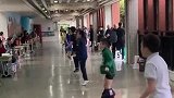 重庆：男孩参加跳绳比赛，裤子掉了却丝毫没有影响比赛