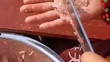 大妈在手上磨肉，网友见状提出质疑