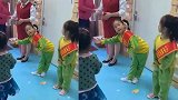 6岁萌娃幼儿园门口迎宾,比成人还专业孩子早熟,真的好吗