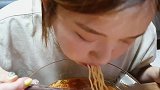 韩国美女吃泡面，韩国泡菜配辣白菜味道真是绝了！