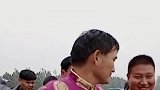 大衣哥戴上眼镜，带着村民看旅游景区进展，太斯文了