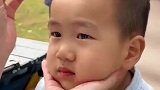 30多岁宝妈靠手艺公园摆摊，3分钟画完一个小朋友