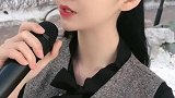 姑娘唱了一曲《等风等雨不如等》，人美歌甜，好听