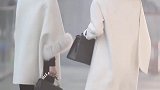 两个小姐姐一起回眸这画面真美