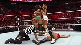 WWE-14年-RAW第1104期：尼克贝拉不平等战惨被四人群殴-花絮