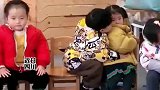 小男孩暖心安慰，哭泣的小女孩