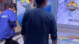 任重等其他嘉宾都上台之后自己才上台站在最边上，好有礼貌！