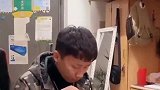 小伙在宿舍吃薯片，舍友想吃一片，谁料小伙用这招恶心人！