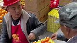鸡蛋哥和橘子大爷摆摊间隙玩“跳棋”