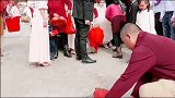 广东小伙接亲回来，新娘小巧玲珑的，好漂亮，进家习俗很少见