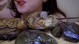 美女直播吃极品马蹄蟹，满满的蟹黄蟹膏，看看这吃法，太馋人了