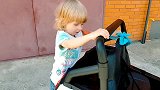 小男孩擦洗玩具车，寻找毛绒玩具小猴子