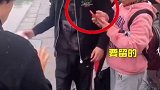 小伙跳湖勇救落水大爷，上岸后被一群阿姨围着要电话。网友：女婿的不二人选   正能量