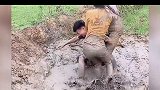 泥潭里男孩遭围攻，画面太美我不敢看啊