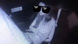 江苏南通：网约车高架行使途中，女乘客居然把车里的腰枕给扔了