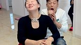 老婆练铁头功砸西瓜越来越厉害了把后面大姐惊讶到了！