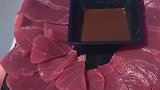 蓝鳍金枪鱼现场制作的生鱼片，也就是大家常说的刺身，蘸上佐料甚是鲜美