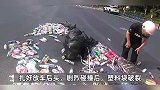 大伯卖废品途中出车祸，手摔变形仍不舍满地塑料瓶，警察：你去医院我们捡