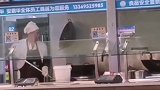 宁夏一高校食堂工作人员锅里涮拖把！动作那个熟练呦？这样的答复你满意吗？