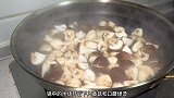 香菇配上口蘑，像这样简单一炒，入口滑嫩鲜香，营养美味又下饭