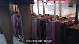 空姐为啥都拉着行李箱其中究竟是啥玩意儿看完明白了