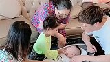 一家四口围着二胎看，看完各走各的，网友打死也不生二胎！