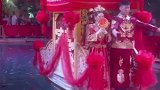 中式婚礼新人乘船出场，水下锦鲤开道，寓意同船共渡前程似锦