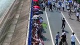 钱塘江观潮，外地人看潮，本地人看的是乐子