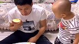 抠门老爸不让吃苹果，宝宝想出这招套路，真是人小鬼大！