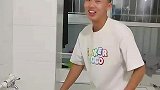 男生帮对象洗衣服被室友逮住