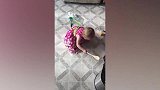 小宝宝，你怎么了怎么脚下粘上胶布了
