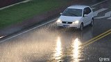 高速上开车遇到暴雨，打开雾灯还是双闪灯？交警：大多车主不知道
