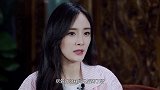 杨幂穿黑色套装踩恨天高优雅精致大波浪长发慵懒女人味