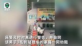 监拍： “买短乘长”男子拒绝补票 现场公然辱骂推搡工作人员