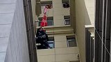 男孩被父母反锁8楼 用床单结绳逃跑被困6楼窗台