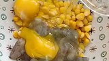 孩子爱吃的虾仁玉米饼在家十分钟搞定啦，减脂的宝宝也可以吃哦