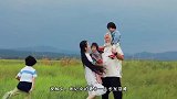 秀恩爱！70岁张纪中被小娇妻霸气搂怀里，网友直呼受不了