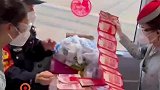男子坐高铁落下五万多红包和价值上万的药品，乘警两小时完璧归赵