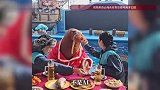 海洋公园发布海象上桌吃饭干杯视频，网友调侃：AI提示呢，工作人员回应