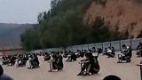 山区中学110名学生操场考试 趴椅子上答题 校长：防止作弊