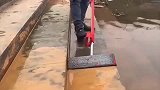 第一眼还以为他是在打扫卫生