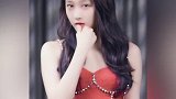 关晓彤抹唇撩 从可爱妹妹到性感御姐只需要一身红裙和一个抹唇撩！晓彤已经可以自由切换了哈哈哈
