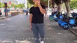 看到后面的一幕，把这两位短裙美女都快笑岔气了！