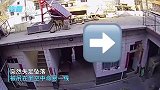 山西一狗狗在楼顶玩耍时不慎失足坠落 被牵引绳吊在半空命悬一线
