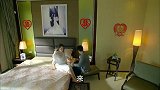 男子端来饭菜给媳妇吃 媳妇耍脾气拒绝吃饭
