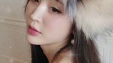 赶趟末班车羽绒服毛领拍照