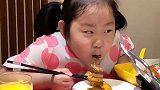 萌娃：女儿看到红烧肉后，小手激动的都颤抖了