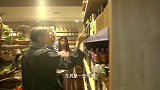 过期1天的食物到底能不能吃？显微镜放大100倍，场面一目了然