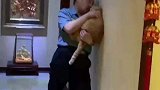 老爸喝醉抓着橘猫讲道理，还和看热闹的白猫打架