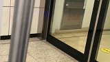 以为地铁关门是自动感应的，今天才发现，原来是驾驶员下车查看没